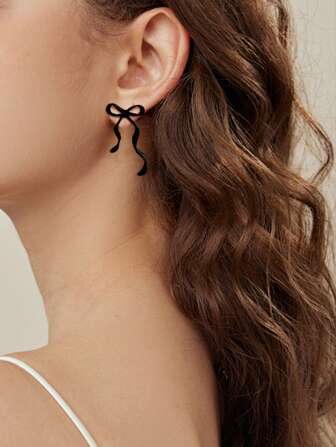 2只深色经典蝴蝶结金色水滴耳环，适合约会佩戴，可作为情人节礼物和日常佩戴，适合女性，母亲节礼物亦可考虑。