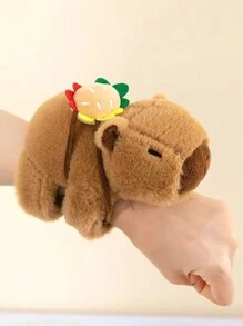 可爱的水豚毛绒玩具，配有拍手环，创意设计，可佩戴在手腕上，是送给朋友的独特圣诞节和新年礼物。关键词：水豚，玩偶，圣诞节，水豚服装，趣味毛绒玩具 - 彩色 - 查看 12