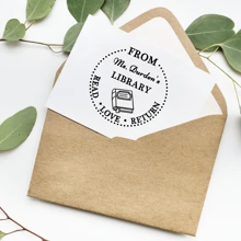 1 st. Ronde zelfinktende rubberen stempel met gepersonaliseerde initialen en tekst, handbediende reliëfstempel voor dagelijks en zakelijk gebruik, zegelreliëfdrukmachine, het beste voor boeken, enveloppen en servetten