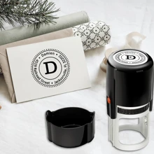 1 st. Ronde zelfinktende rubberen stempel met gepersonaliseerde initialen en tekst, handbediende reliëfstempel voor dagelijks en zakelijk gebruik, zegelreliëfdrukmachine, het beste voor boeken, enveloppen en servetten
