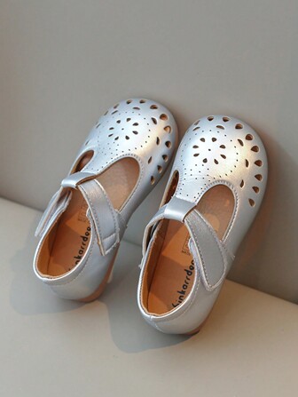 1 双女童简约风格舒适透气轻便平底鞋