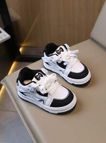 Nuevos zapatos deportivos ligeros y sencillos de moda para niños y niñas, zapatos para correr con suela antideslizante para uso en exteriores, apropiados para niños, de primavera y otoño