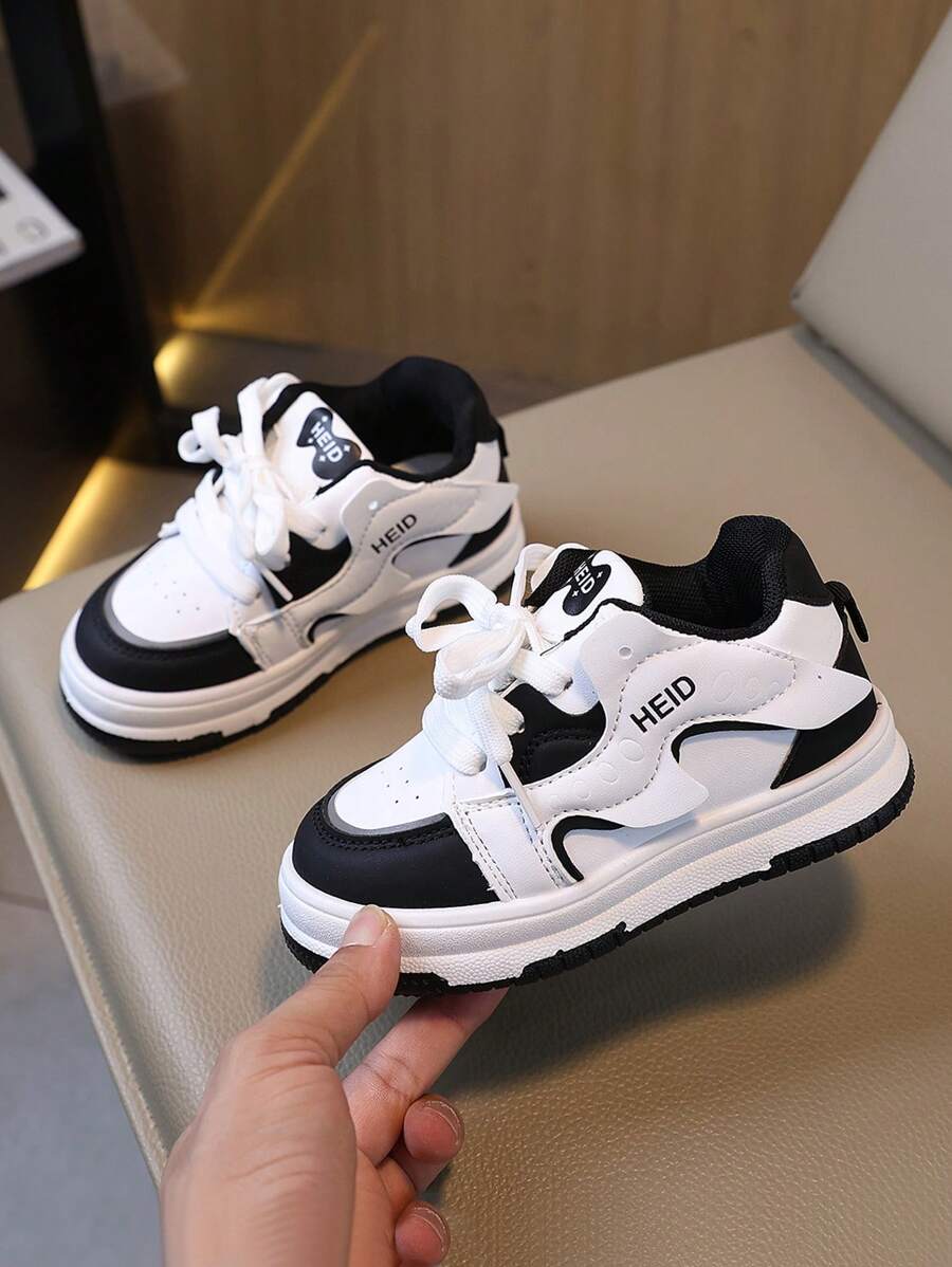 Nuevos zapatos deportivos ligeros y sencillos de moda para niños y niñas, zapatos para correr con suela antideslizante para uso en exteriores, apropiados para niños, de primavera y otoño