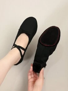 Nouvelles chaussures de danse noires, chaussures de danse en canevas à talon mi-bas de 3 cm pour femmes, avec cordon de serrage. Convient pour le ballet, l'enseignement, la danse latine, le jazz, la danse moderne, la gymnastique, les représentations sur scène. Semelle souple, chaussures de sport d'intérieur légères, confortables et durables.