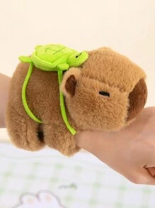 可爱的水豚毛绒玩具，配有拍手环，创意设计，可佩戴在手腕上，是送给朋友的独特圣诞节和新年礼物。关键词：水豚，玩偶，圣诞节，水豚服装，趣味毛绒玩具 - 彩色 - 查看 13