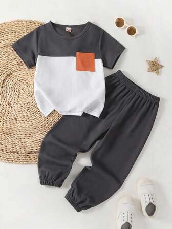 2 件套男童休闲运动风格华夫格纹理圆领口袋 T 恤和宽松卷边裤套装，适合户外、散步、跑步