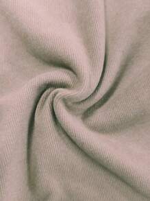 Completo da donna taglie forti, modello sportivo casual: giacca in maglia cardigan con bottoni e pantaloni con laccetti