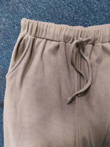 Completo da donna taglie forti, modello sportivo casual: giacca in maglia cardigan con bottoni e pantaloni con laccetti