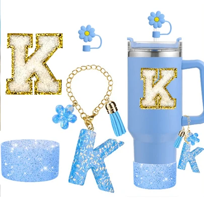Set de 4 accesorios para taza de la A a la Z (30-40 oz) - Incluye: 1 tapa con pajita, 1 dije con letra, 1 protector de silicona brillante para la base de la taza, 1 pegatina con letra para la taza (el dije con letra se envía al azar)
