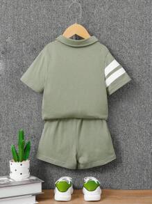 2 pezzi/Set Outfit casual estivo per ragazzi - Polo con doppia riga bianca e pantaloncini, set sportivo per bambini e bambini in età prescolare