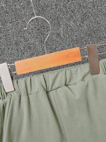 2 pezzi/Set Outfit casual estivo per ragazzi - Polo con doppia riga bianca e pantaloncini, set sportivo per bambini e bambini in età prescolare