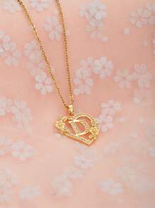 这款时尚、优雅、精致的26字母心形吊坠项链是青少年日常佩戴的完美之选。它也是馈赠朋友的理想礼物，展现了女性优雅的魅力和时尚的欧美设计风格。它是年轻人必备的珠宝单品。