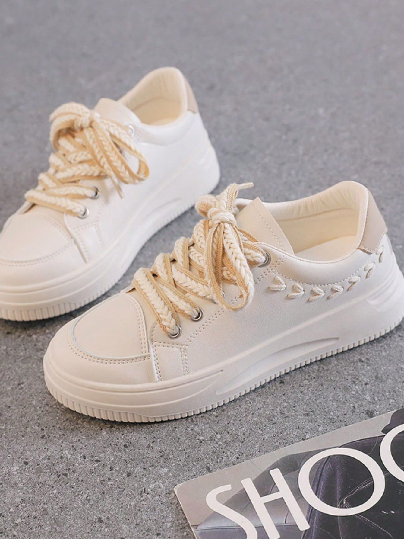 حذاء رياضي أبيض للنساء موديل ربيع/صيف 2025 ، بنمط...