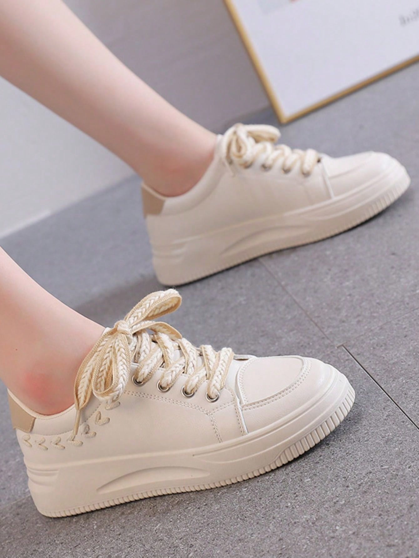 حذاء رياضي أبيض للنساء موديل ربيع/صيف 2025 ، بنمط...