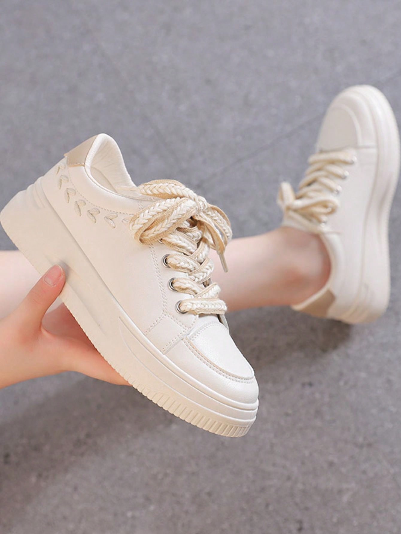 حذاء رياضي أبيض للنساء موديل ربيع/صيف 2025 ، بنمط...