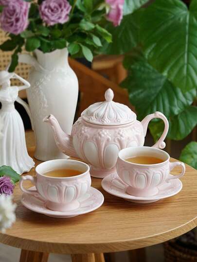 Juego de tetera, taza de café y platillo de cerámica con estilo vintage europeo y gran capacidad con diseño en relieve. El exquisito diseño en relieve lo hace llamativo. Las tazas de café y los platillos complementan la tetera, con un estilo elegante y vintage general, emanando una atmósfera de palacio real, lo que lo convierte en una elección ideal para el té de la tarde inglesa. Ya sea que disfrute del té de la tarde en un romántico restaurante francés o en casa, este conjunto de taza y platillo de cerámica de estilo europeo puede crear sin esfuerzo un ambiente vintage encantador, para exteriores, camping