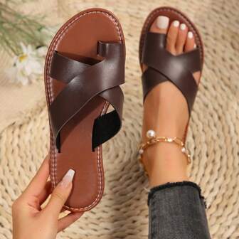 欧美风格夏季休闲百搭户外室内纯色平底凉鞋，圆头皮革低跟沙滩人字拖女式