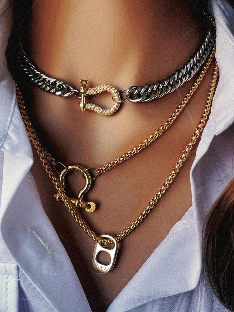 带有金色马蹄扣和罐盖的 BOXR 方形珍珠链、带有镶钻金银马蹄扣的双层链以及优雅别致的女士项链，使其成为派对的时尚单品