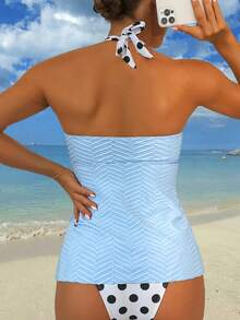 时尚纹理面料分体式泳衣，凸显身材并遮盖腹部，非常适合海滩度假