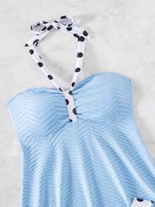 时尚纹理面料分体式泳衣，凸显身材并遮盖腹部，非常适合海滩度假