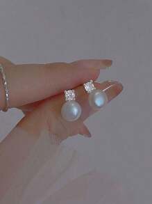 1 paire de boucles d\"oreilles clou en perles fausses et en cristaux blancs délicates, magnifiques et personnalisées, de design simple et à la mode pour bijoux de femmes