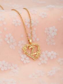 这款时尚、优雅、精致的26字母心形吊坠项链是青少年日常佩戴的完美之选。它也是馈赠朋友的理想礼物，展现了女性优雅的魅力和时尚的欧美设计风格。它是年轻人必备的珠宝单品。