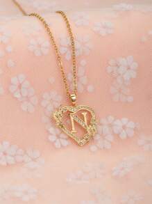 这款时尚、优雅、精致的26字母心形吊坠项链是青少年日常佩戴的完美之选。它也是馈赠朋友的理想礼物，展现了女性优雅的魅力和时尚的欧美设计风格。它是年轻人必备的珠宝单品。