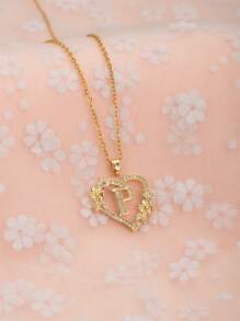 这款时尚、优雅、精致的26字母心形吊坠项链是青少年日常佩戴的完美之选。它也是馈赠朋友的理想礼物，展现了女性优雅的魅力和时尚的欧美设计风格。它是年轻人必备的珠宝单品。