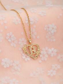 这款时尚、优雅、精致的26字母心形吊坠项链是青少年日常佩戴的完美之选。它也是馈赠朋友的理想礼物，展现了女性优雅的魅力和时尚的欧美设计风格。它是年轻人必备的珠宝单品。