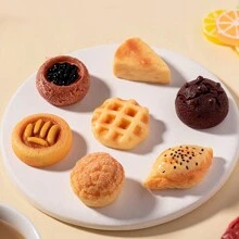 50 Peças Mini Enfeites de Comida, Réplicas Realistas de Alimentos, Enfeites Realistas Criativos de Alimentos, Modelos Realistas de Alimentos, Modelos de Pão, Bolo e Pastelaria, Decoração em Miniatura, Artesanato em Resina, Mini Itens Decorativos, Melhores Presentes de Sobremesas Realistas - Multicolorido - Visão 2