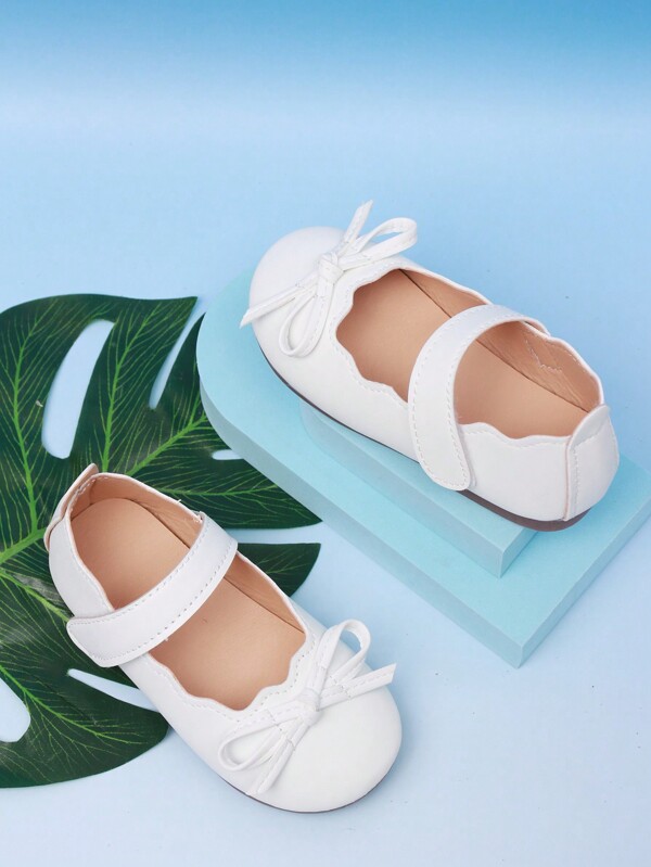 1 Pair White Toddler Girls Flat Shoes, Comfortable Lightweight Fashion Hook And Loop Closure Summer Outdoor Infant Shoes