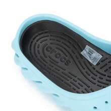 Crocs Zapatillas deportivas con suela gruesa y de moda, pantuflas unisex - azul ártico - Ver 8