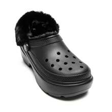 Crocs Pantuflas tipo zuecos con pelusa "Casa de nieve", Estilo #208546-001, Unisex - Negro - Ver 3