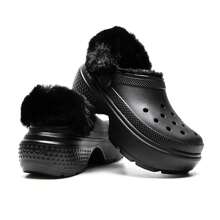 Crocs Pantuflas tipo zuecos con pelusa "Casa de nieve", Estilo #208546-001, Unisex - Negro - Ver 2