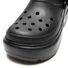 Crocs Pantuflas tipo zuecos con pelusa "Casa de nieve", Estilo #208546-001, Unisex - Negro - Ver 5