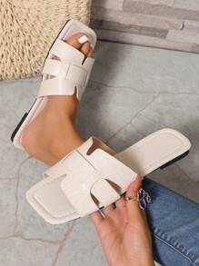 صنادل النساء المزخرفة على البارد بنمط الكروكوديل ذات الزخرفة المعدنية المتنوعة ذات القاع المسطح، صنادل صيفية عصرية، صنادل حذاء الفراء بإصبع دائري منخفض الكعب صيحات الموضة الحديثة للاستخدام الداخلي والخارجي مانعة للانزلاق بسيطة