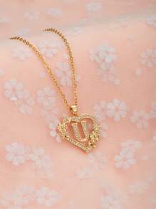这款时尚、优雅、精致的26字母心形吊坠项链是青少年日常佩戴的完美之选。它也是馈赠朋友的理想礼物，展现了女性优雅的魅力和时尚的欧美设计风格。它是年轻人必备的珠宝单品。