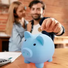 1 pièce Créatif mignon tirelire de cochon grande capacité anti-chute, tirelire de cochon de bande dessinée mignonne. Cadeau, tirelire, portefeuille de budget, boîte d'épargne, tiroir de caisse, tirelire, boîte à monnaie, tirelire, économiseur d'argent, boîte à pièces, économiseur d'argent, compteur de monnaie, boîte d'épargne, cadeau d'argent. Décoration de la maison, cadeau d'anniversaire. La petite boîte à monnaie bleue de cochon peut stocker 180 pièces, la grande boîte à monnaie bleue de cochon peut stocker 340 pièces