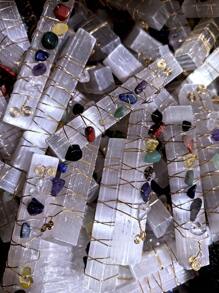 QYDCX Kits de Pedras e Varetas de Selenita Cristalina de 7 Chakras Envoltas em Fio, Pedras Lascas Tumultuadas de Alta Qualidade, ótimas para Wicca, Reiki, Cura, Sorte e Proteção, Fabricação de Joias DIY, Decoração do Lar, Presentes de Aniversário, Presentes de Natal, Presentes Femininos, Presentes para Namorada, Decoração de Cenário, Decoração de Mesa, Enfeites de Cristal, Pedras da Preocupação, Presente do Dia dos Namorados, Meditação de Equilíbrio Energético, Coisas de Bruxaria