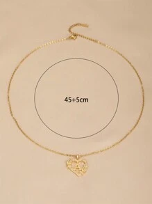 这款时尚、优雅、精致的26字母心形吊坠项链是青少年日常佩戴的完美之选。它也是馈赠朋友的理想礼物，展现了女性优雅的魅力和时尚的欧美设计风格。它是年轻人必备的珠宝单品。