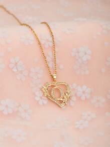 这款时尚、优雅、精致的26字母心形吊坠项链是青少年日常佩戴的完美之选。它也是馈赠朋友的理想礼物，展现了女性优雅的魅力和时尚的欧美设计风格。它是年轻人必备的珠宝单品。