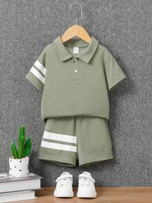 2 pezzi/Set Outfit casual estivo per ragazzi - Polo con doppia riga bianca e pantaloncini, set sportivo per bambini e bambini in età prescolare