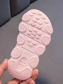 1 par de sandalias planas marrones para niñas, zapatos para niñas, con cierre de gancho y bucle versátiles para uso en exteriores/playa