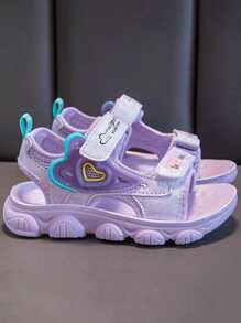 1 par de sandalias planas marrones para niñas, zapatos para niñas, con cierre de gancho y bucle versátiles para uso en exteriores/playa