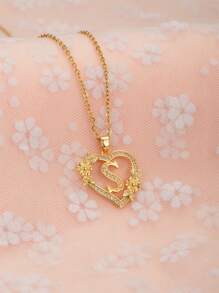 这款时尚、优雅、精致的26字母心形吊坠项链是青少年日常佩戴的完美之选。它也是馈赠朋友的理想礼物，展现了女性优雅的魅力和时尚的欧美设计风格。它是年轻人必备的珠宝单品。