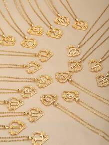 这款时尚、优雅、精致的26字母心形吊坠项链是青少年日常佩戴的完美之选。它也是馈赠朋友的理想礼物，展现了女性优雅的魅力和时尚的欧美设计风格。它是年轻人必备的珠宝单品。