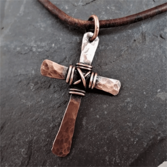 1pc Vintage Hammered Cross Pendant Necklace With Metal Wire Wrapped, Unisex Christian Jewelry