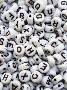 300 Assorted Letters Round Beads Alphabet Vowels Consonants Beads Crafts Jewelry - Trắng và Đen - Xem 2