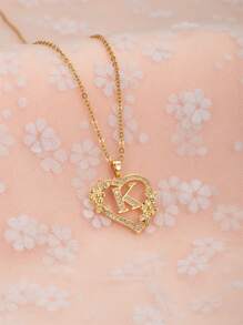 这款时尚、优雅、精致的26字母心形吊坠项链是青少年日常佩戴的完美之选。它也是馈赠朋友的理想礼物，展现了女性优雅的魅力和时尚的欧美设计风格。它是年轻人必备的珠宝单品。