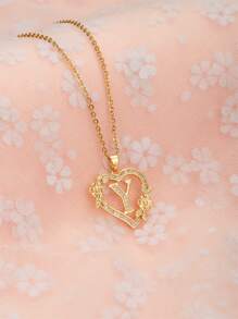 这款时尚、优雅、精致的26字母心形吊坠项链是青少年日常佩戴的完美之选。它也是馈赠朋友的理想礼物，展现了女性优雅的魅力和时尚的欧美设计风格。它是年轻人必备的珠宝单品。